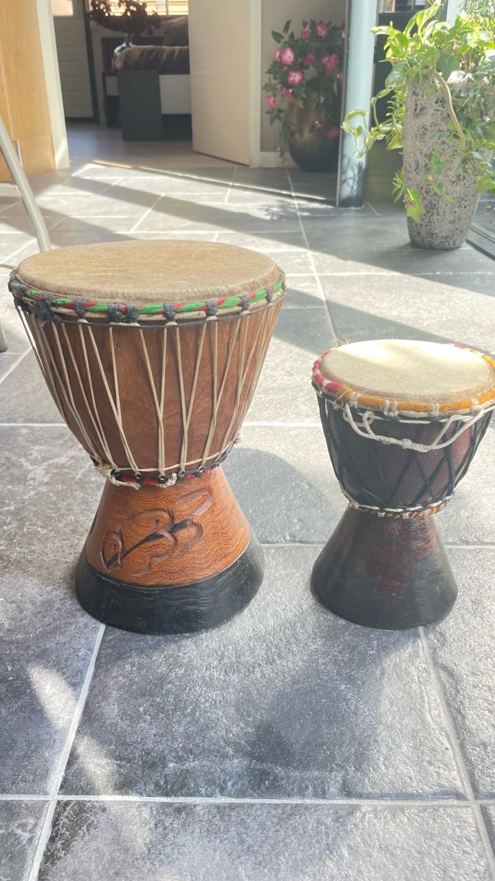 Twee handgemaakte houten Djembe’s
