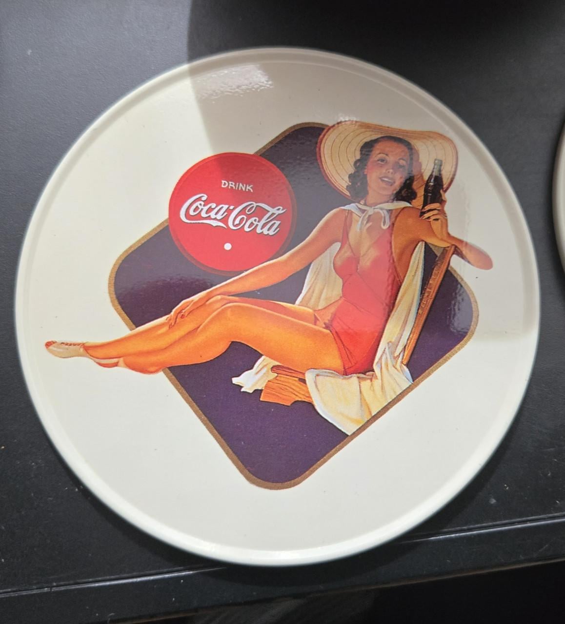 Rond, rood Coca-Cola opbergblik met 4  onderzetters met pin-up