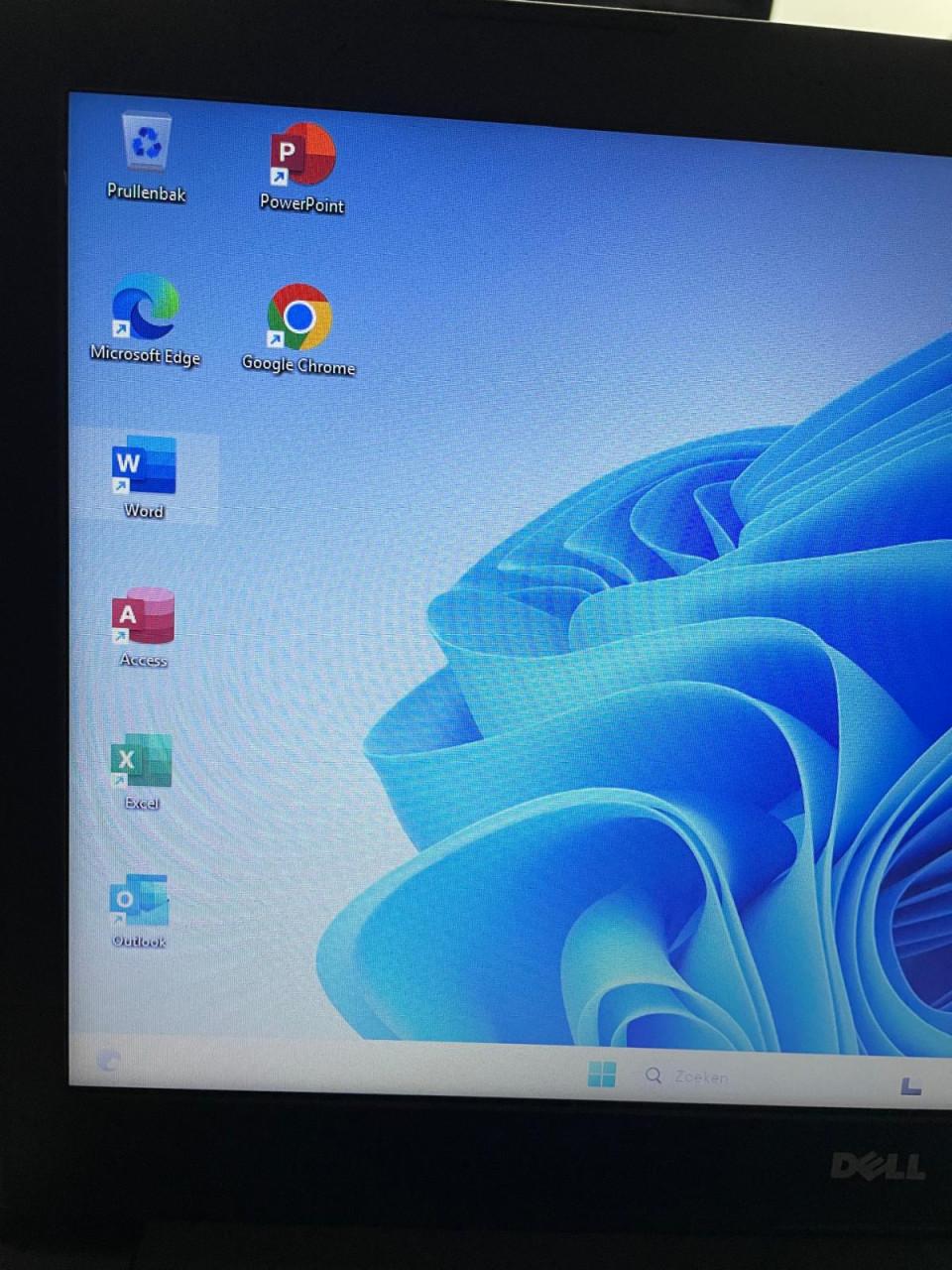 Dell 15 inch - Windows 11 SSD verlicht toetsenbord Sim Office pakket Muis