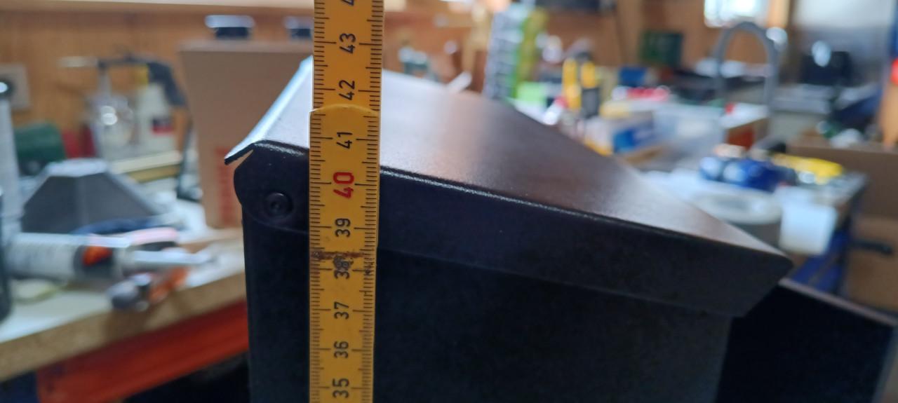 Metalen brievenbus in de kleur zwart, incl. slot + sleutel.