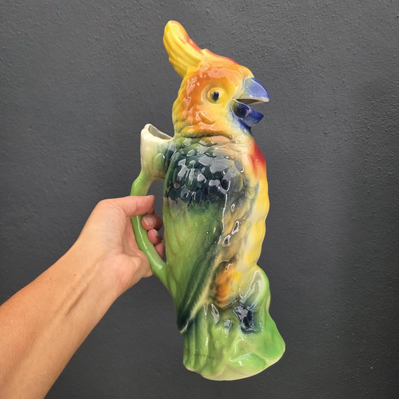 Brocante barbotine aardewerk waterkan van St Clement, papegaai