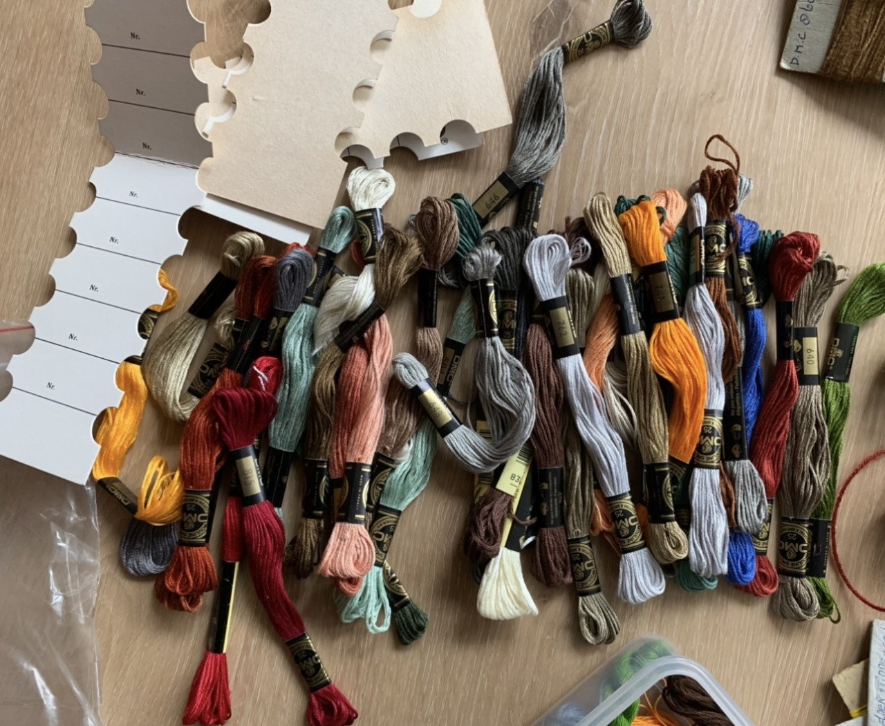 DOZEN BORDUURZIJDE OP BOBBINS EN VEEL LOSSE
