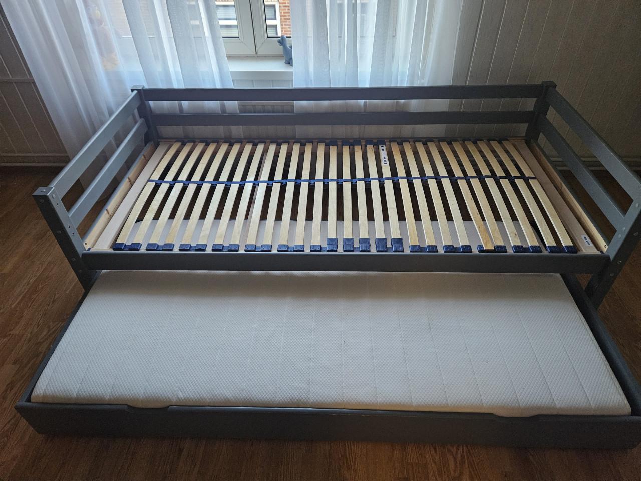 Bed bank met uitschuifbed