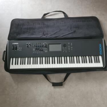 Yamaha MODX8 met softbag