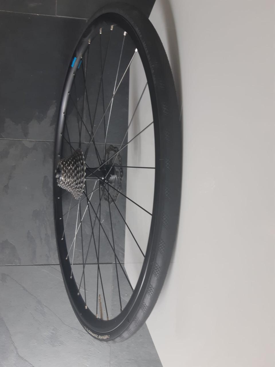 Shimano rs171 wielset met casette, banden en remschijven