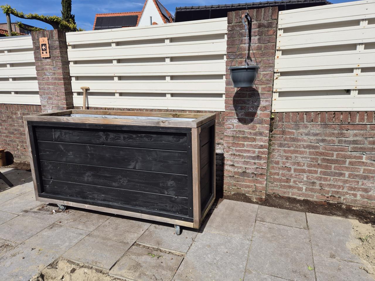 Mooie bloemen/plantenbak op wielen