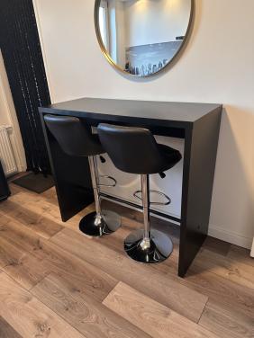 Bartafel met 2 leren stoelen