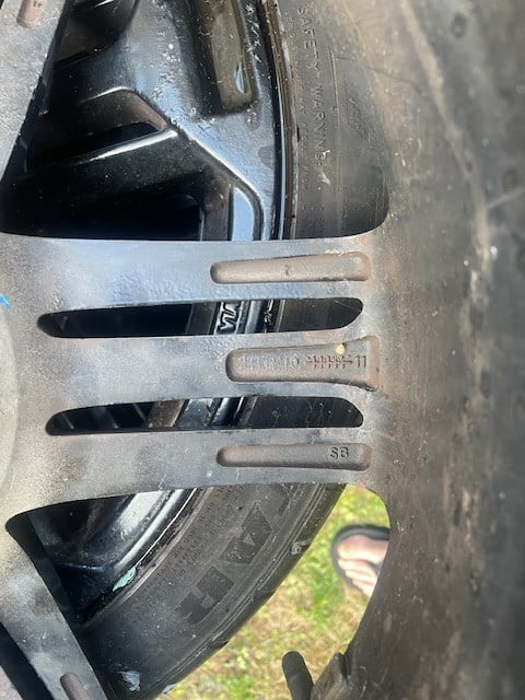 Te koop 4 velgen met banden komen onder een golf gtd vandaan