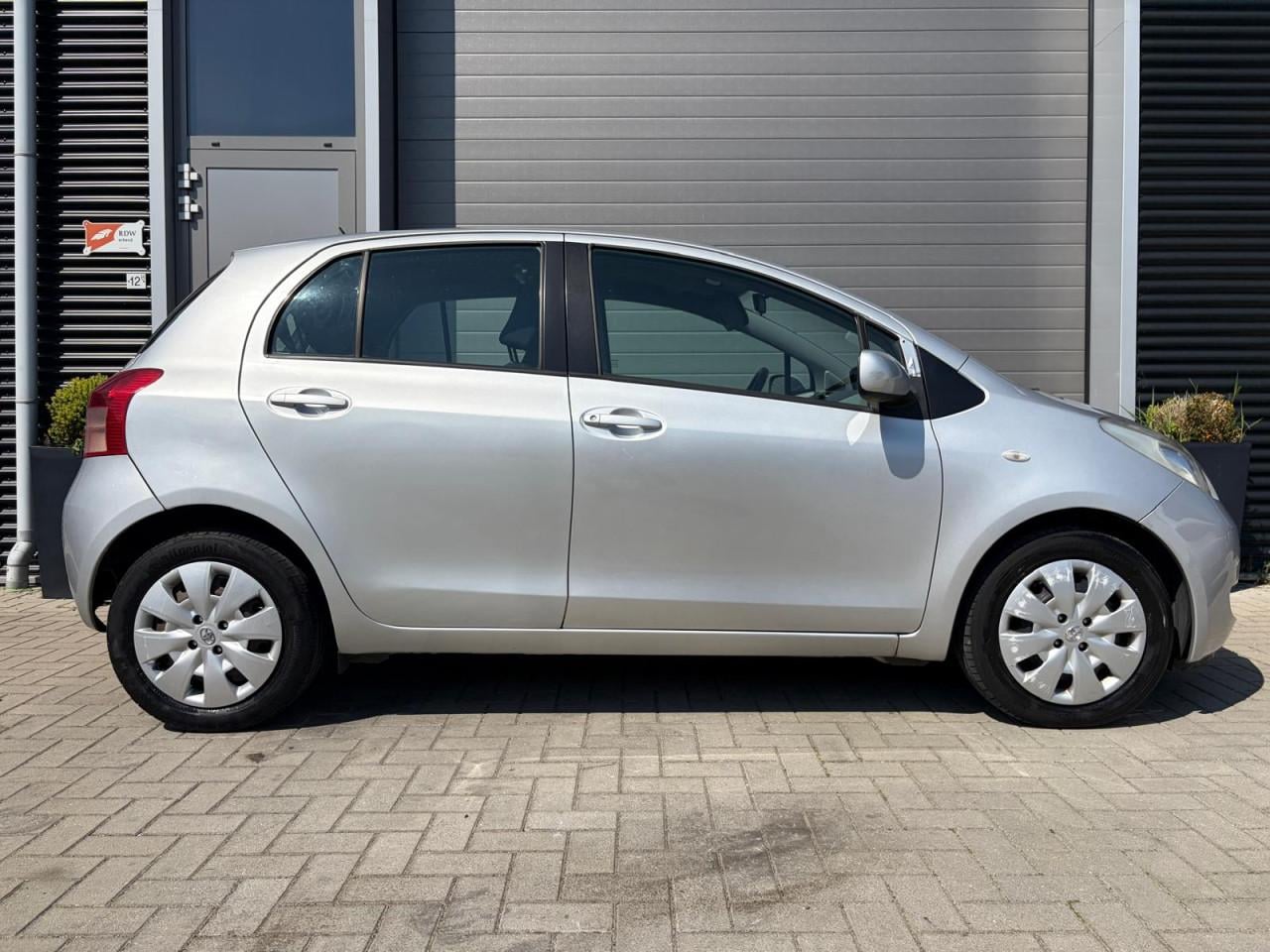Toyota Yaris 1.3 Automaat - Afgeleverd met nieuwe APK en afleverbeurt