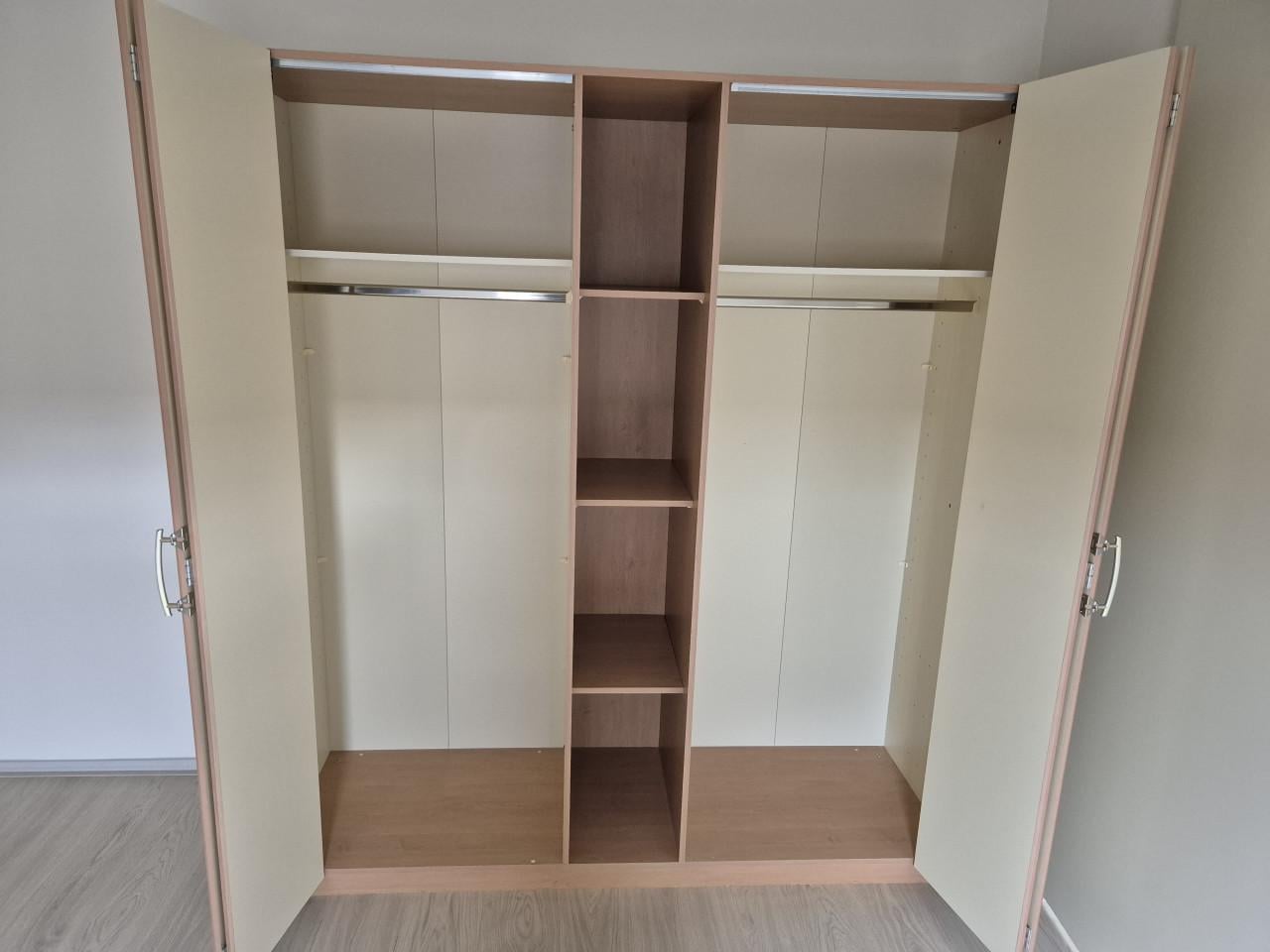 Twee GRATIS beige kledingkasten. Weg i.v.m. verhuizing!