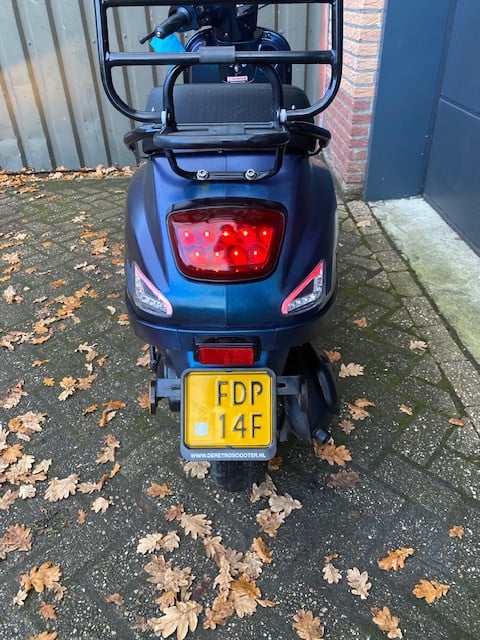 Zeer nette agm vx50 cameleon kleur weinig km nu 999 euro met windscherm