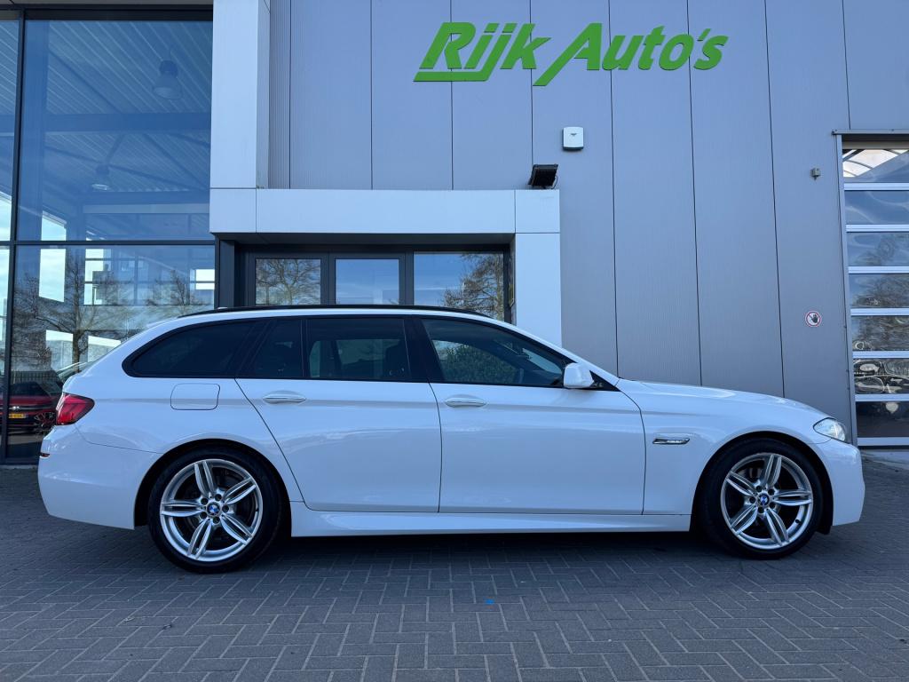 BMW 5 Serie touring 520d * leder * panoramadak * m pakket * dealer onderhou