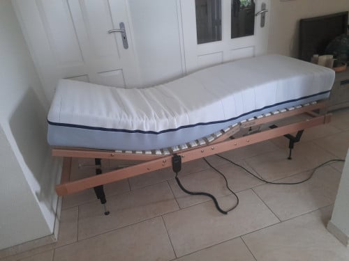 Elektrische verstelbare Lattenbodem op pootjes + matras (70 x 200)