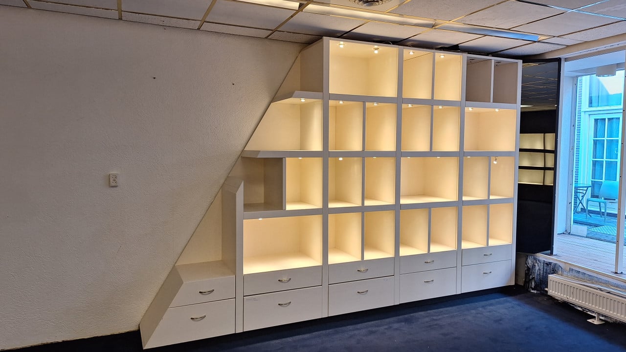 Grote vakkenkast met lades