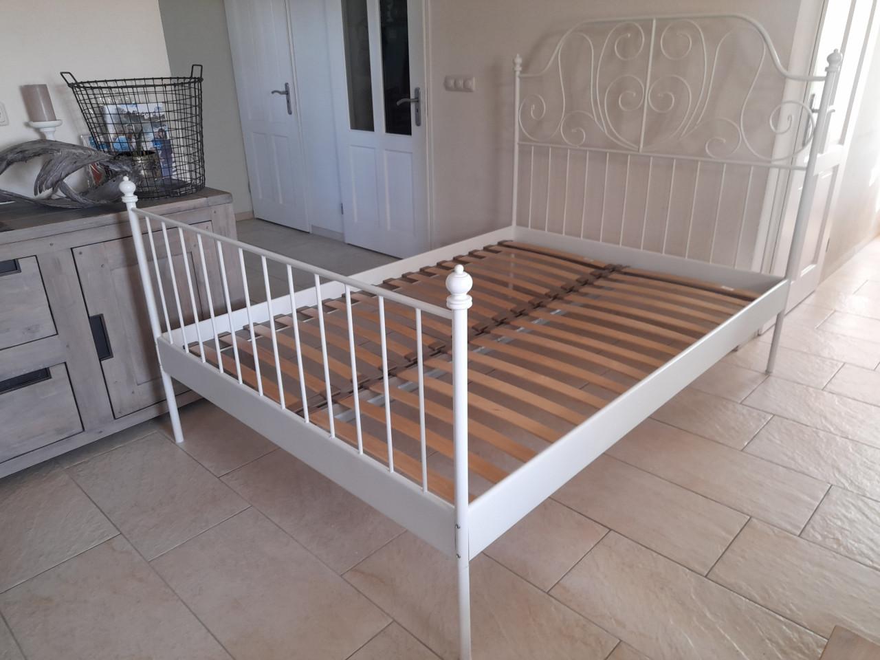 Wit metalen bed 140 x 200 (in goede nette staat )