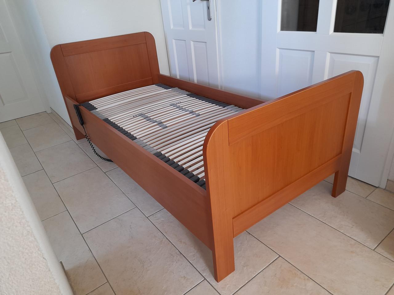 Senioren bed 90 x 200 met elektrisch verstelbare lattenbodem (z.g.a.n.)