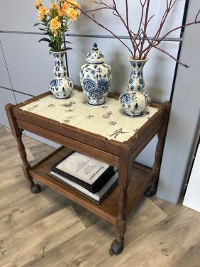Vintage serveertafeltje met tegeltje