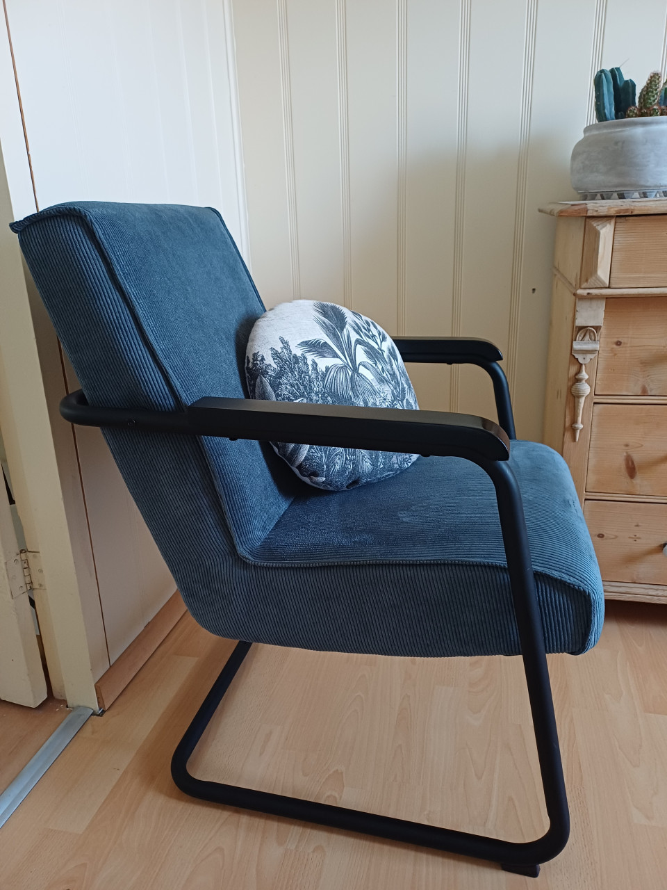 Supermooie WOOOD FAUTEUIL + HOCKER staalblauw, ribstof