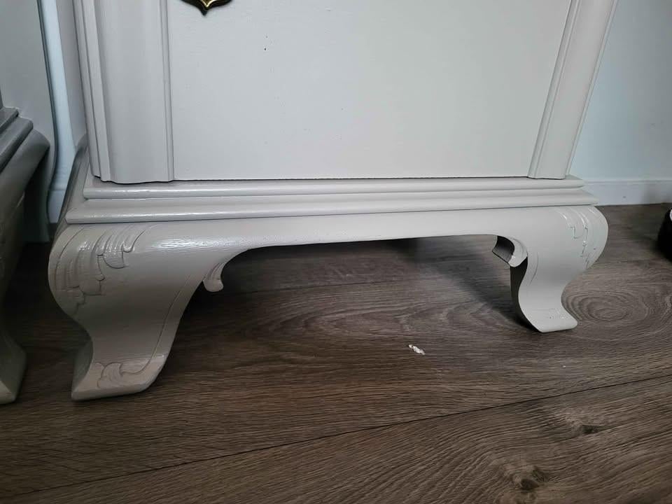 Recentelijk opgeknapte set nachtkastjes beige