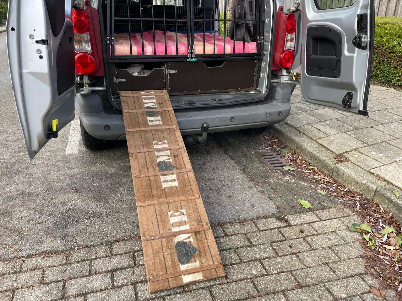 Honden rek met lades peugeot partner 2009