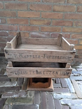 2 Oude kleine veilingkistjes