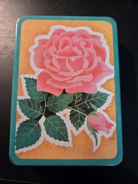 Vintage Interpur blik met roze rozen met 12 rozenzeepjes. 14x10x3 cm