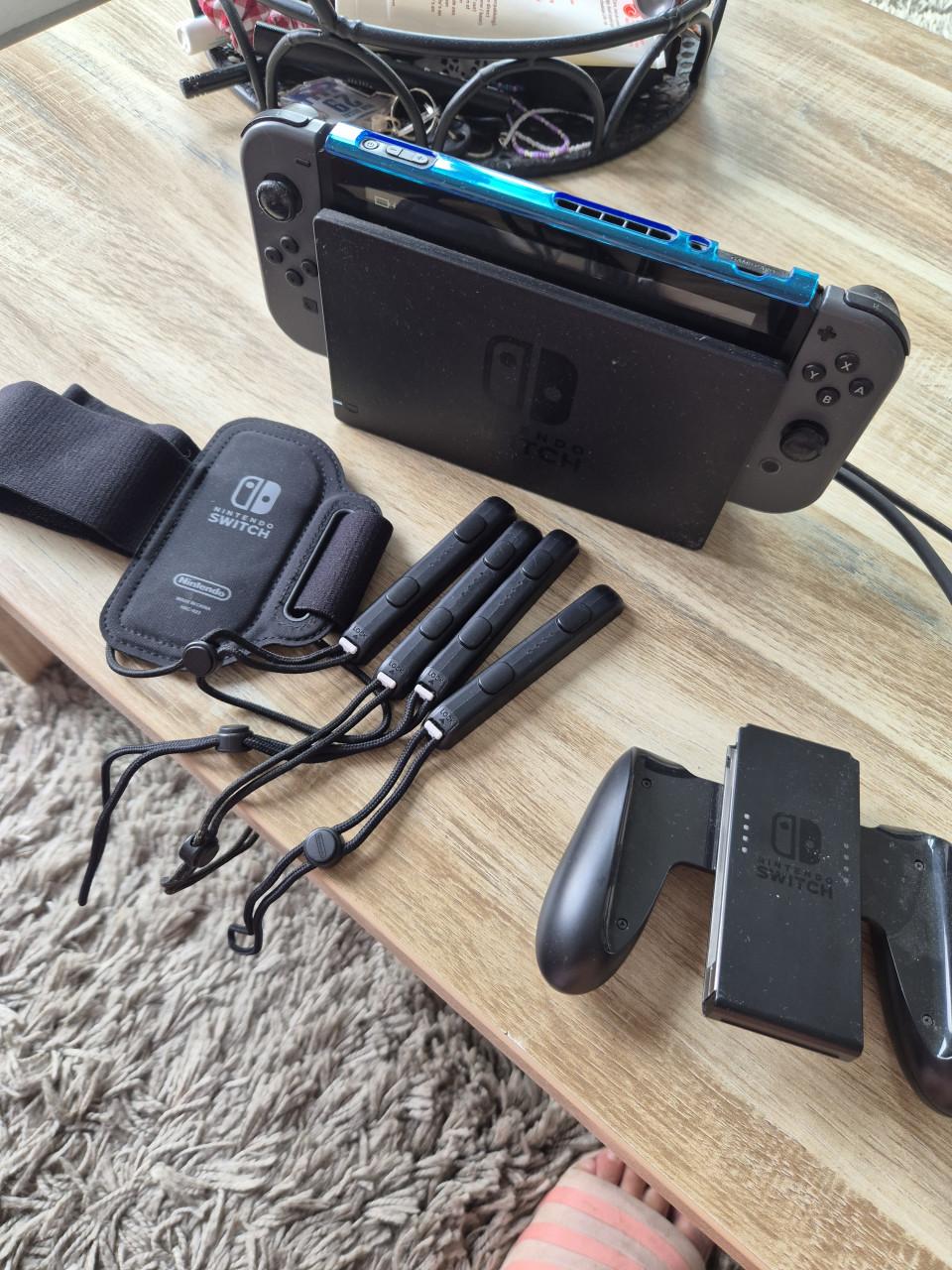 Nintendo Switch compleet + 7 topgames + Ring Fit Adventure – €375