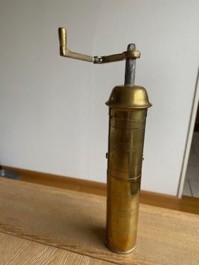 Oude koperen koffiemolen uit Macedonie