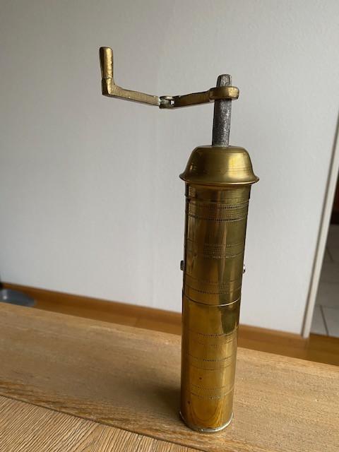 Oude koperen koffiemolen uit Macedonie