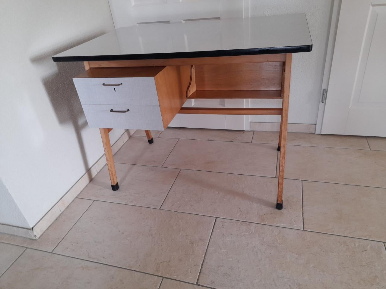Vintage mid century hout en formica bureau  In goede nette staat!