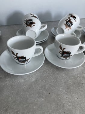 Te koop grote en kleine kop en schotels in goede staat