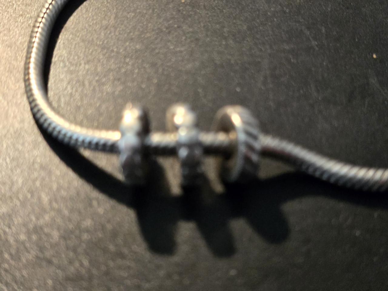 Pandora armband 19 cm,ketting 42 cm,7 kralen,4 zilveren kralen en 3 ringen