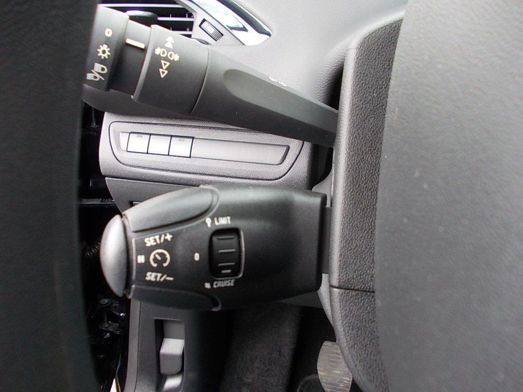 Peugeot 208 1.2 puretech 5-drs, airco, cr.contr., navi.