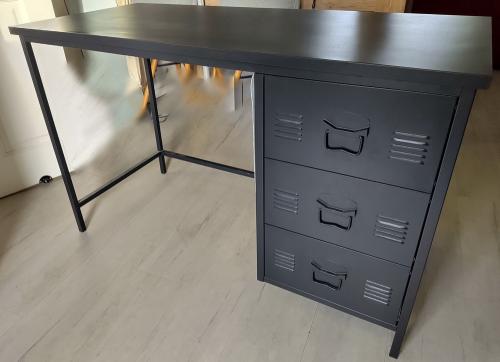 Metalen bureau