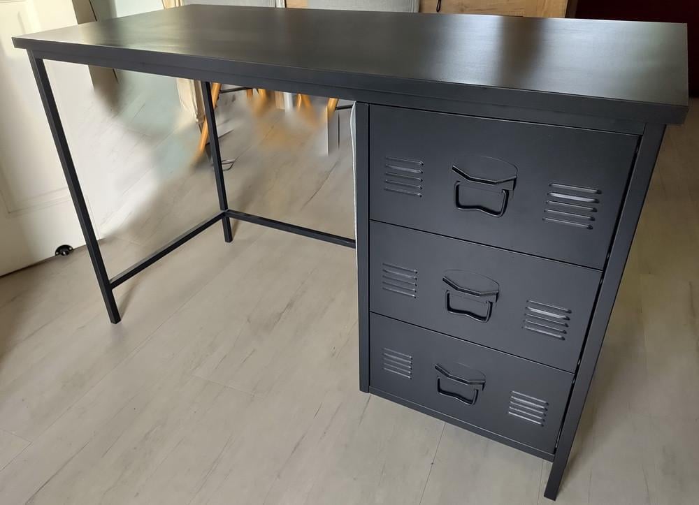 Metalen bureau