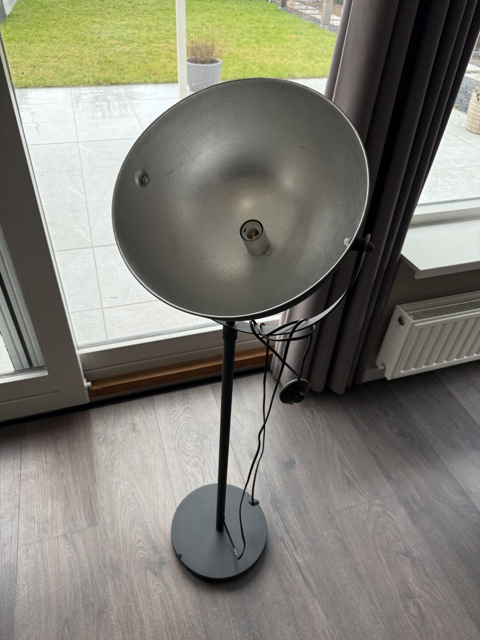 Leuke staande lamp met voetschakelaar