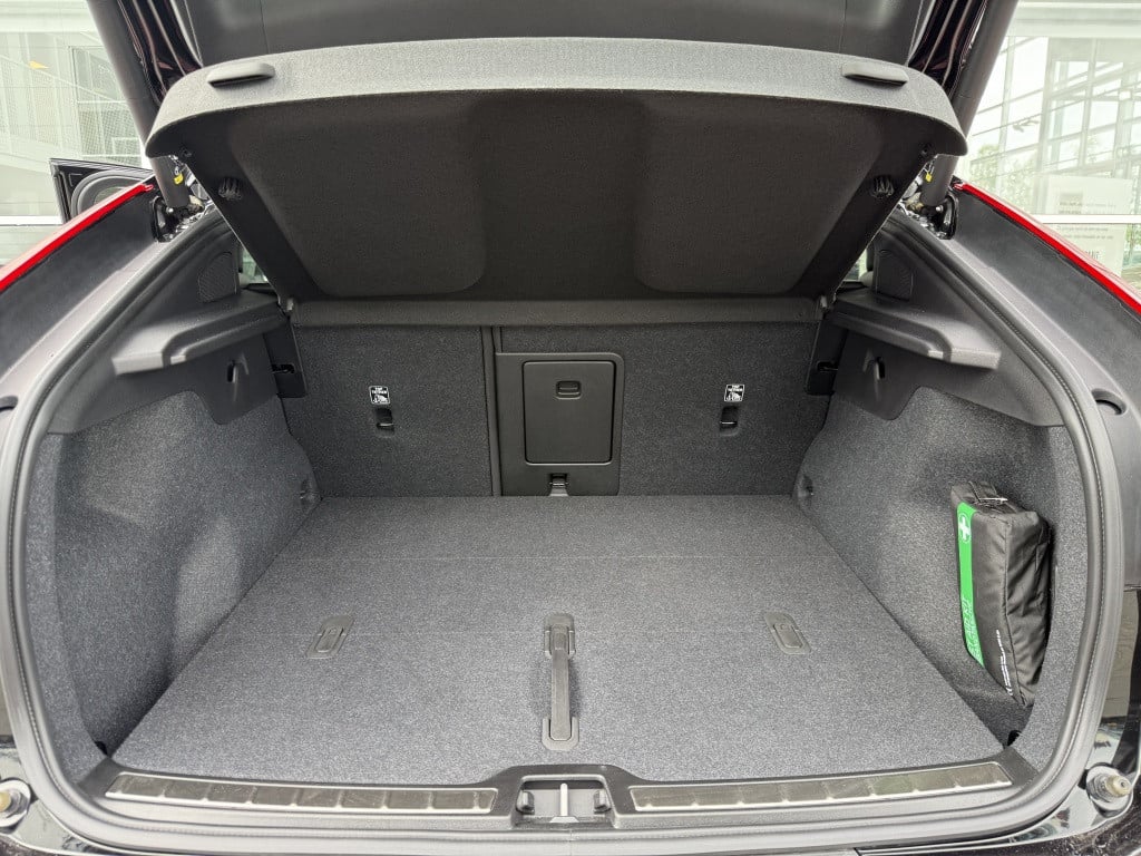 Volvo C40 extended plus 82 kwh | trekhaak| pano| achteruitrijcamera| stoel
