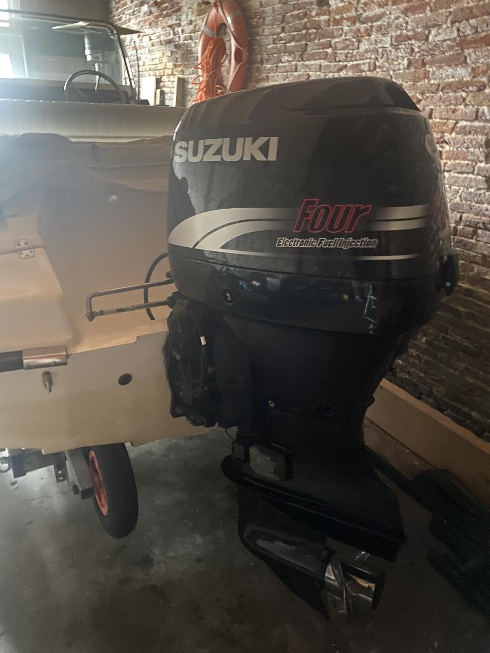 Elan 495 boot met 60pk Suzuki 4 takt en trailer