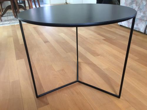 Bijzettafel, staal, gekocht bij Goossens wonen! Diameter 60 cm en 50 cm hoo