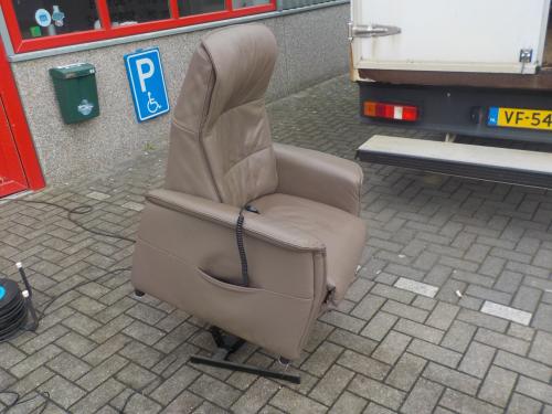Elektrische leren sta-op relax fateuil met 2 motoren in zeer goede staat
