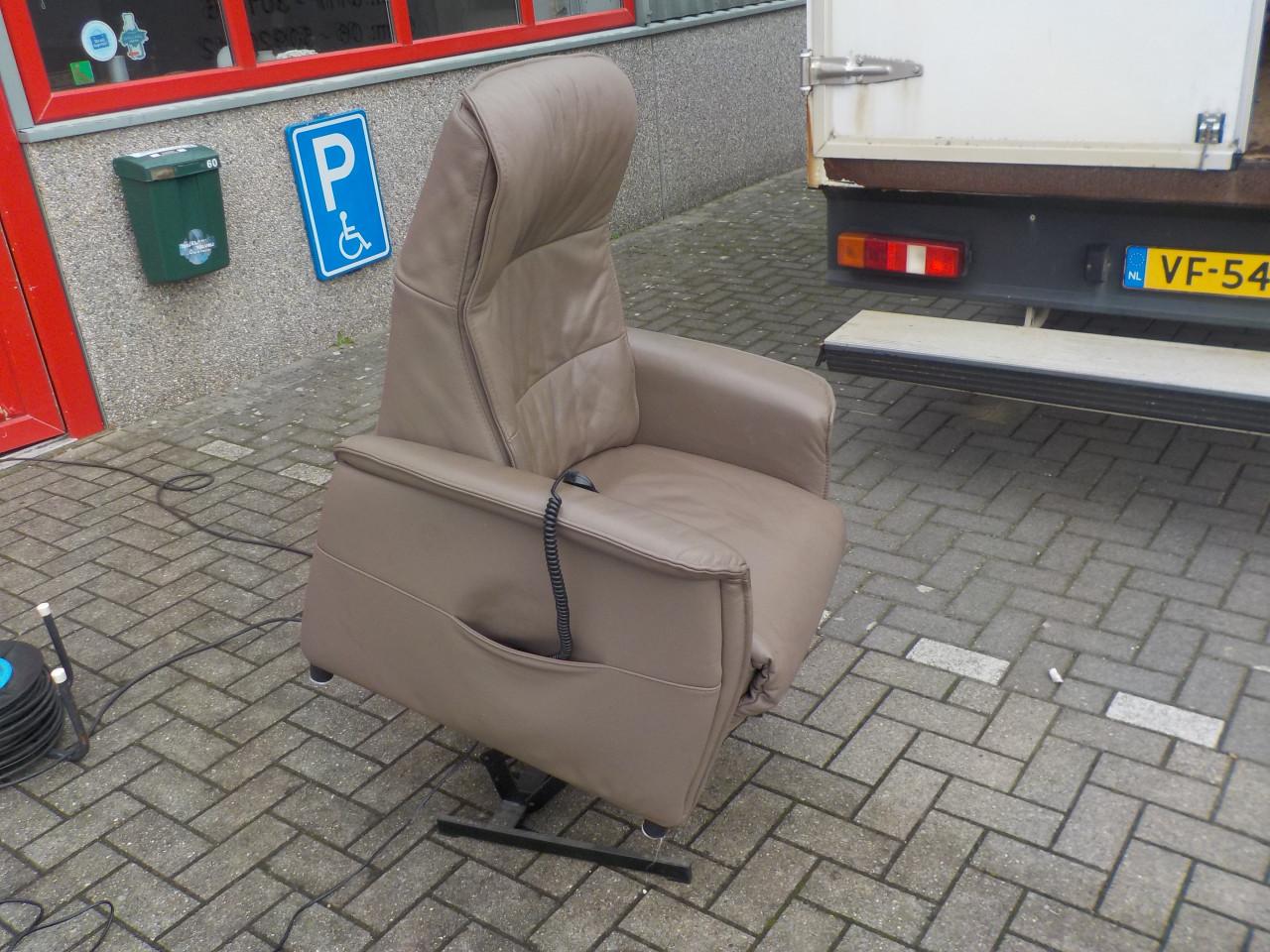 Elektrische leren sta-op relax fateuil met 2 motoren in zeer goede staat