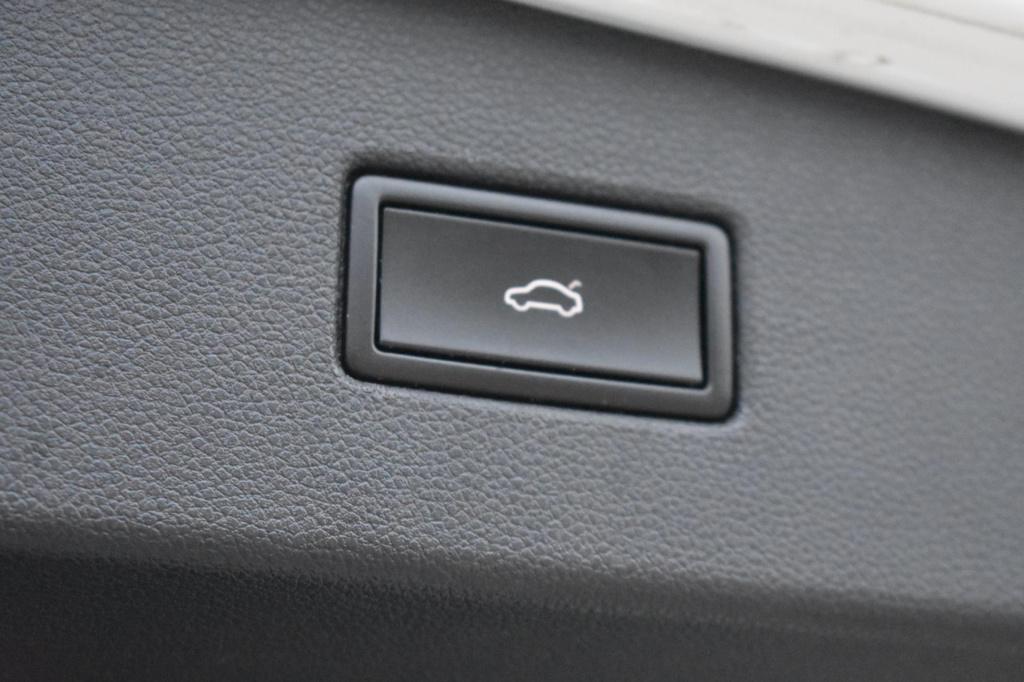 Volkswagen Tiguan 1.5 tsi act r-line | trekhaak | camera | dealer onderhoud