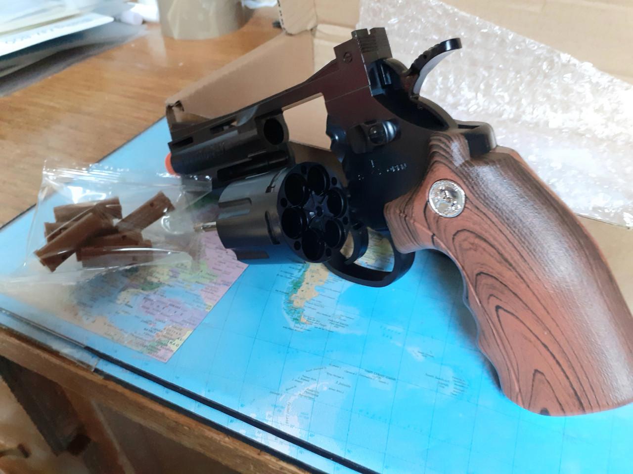 Revolver Speelgoed  24 cm lang en mooi en van plastic