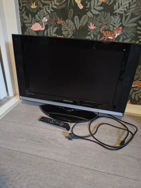 Mooie Samsung televisie met afstandsbediening. LE27S71B tv.