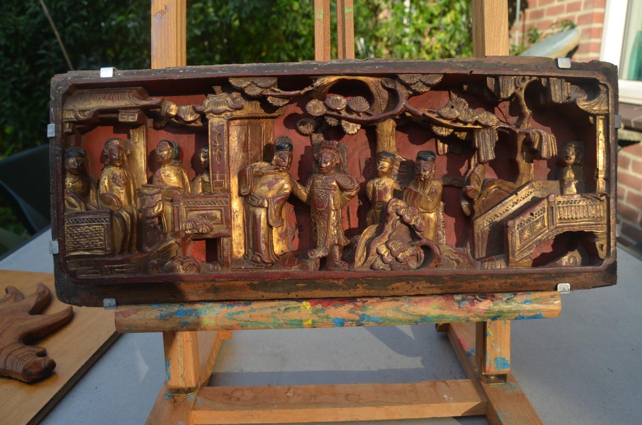 Chinees gestoken paneel figuren in een tuin