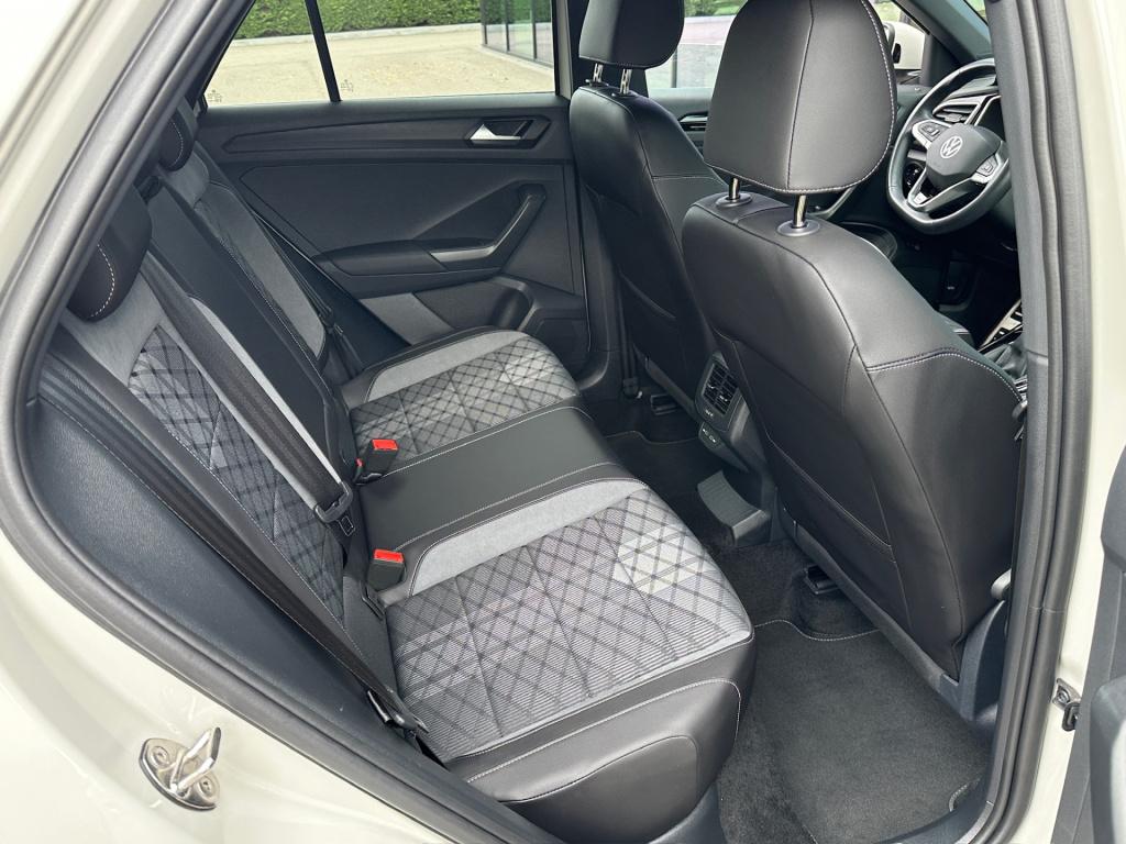 Volkswagen T-roc 1.5 tsi 150pk dsg r-line | camera | keyless | elek. achter