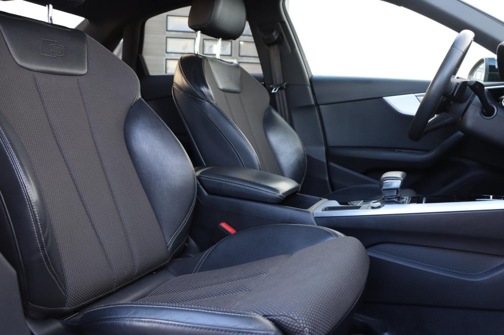 Audi A4 limousine 35 tfsi s edition 150pk s-tronic