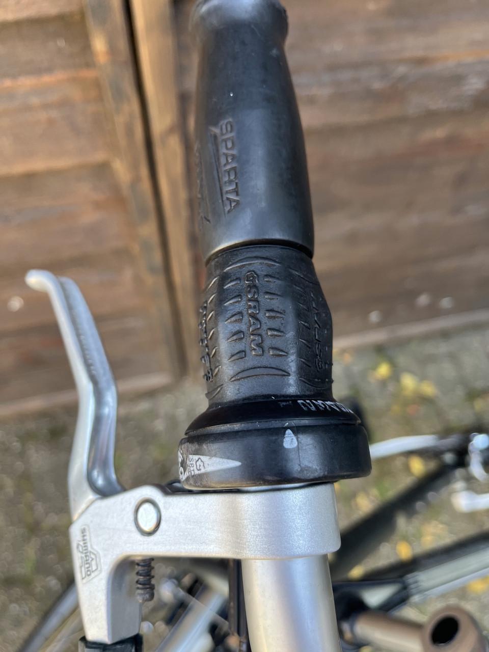 Herenfiets Sportfiets Sparta Marathon 21 versn. Velgrem, verlichting.