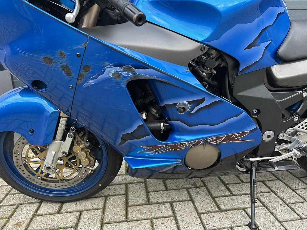 Kawasaki ZX12R uit 2002 met lichte kuipschade, rijklaar mee voor €2250,-