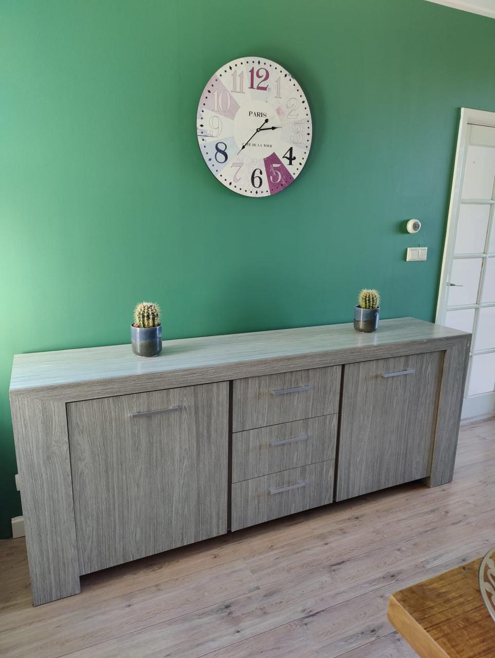 Hoekbank, eettafel + stoelen, salontafeltjes, dressoir